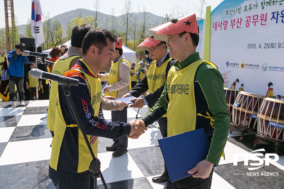 NSP통신-권기선 부산경찰청장이 결의문 낭독을 대표한 김성곤 경위와 악수를 하고 있다. (부산지방경찰청 제공)