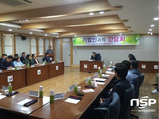 NSP통신-장흥군이 지난 27일 지역기업인과 간담회를 갖고 있다. (장흥군)