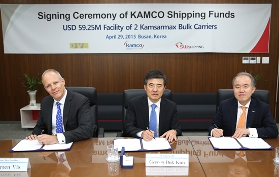 NSP통신-캠코 이종진 이사(오른쪽)와 SW해운 김경득 대표(중앙), 독일 DVB 은행 Maarten Vis 이사(왼쪽)가 4월 29일 부산국제금융센터(BIFC) 캠코 47층 대회의실에서 한국토니지 1·2호 선박펀드 본 계약을 체결하고 있다.