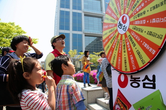NSP통신-농심이 어린이날을 맞아 신대방동 본사 사옥을 동화마을로 꾸미고 다양한 이벤트를 진행한다. 지난해 어린이날행사 모습. (농심 제공)