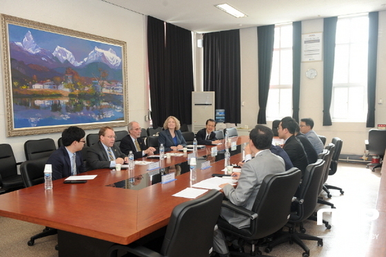 NSP통신-조선대와 미국 머레이주립대학 관계자들이 30일 간담회를 갖고 있다. (조선대)