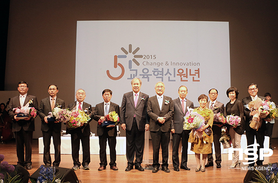 NSP통신-1일 전주대학교가 개교 51주년 기념식을 갖고 장기근속자에게 연공패를 수여했다.