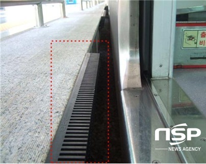 NSP통신-5월 말까지 대구도시철도 3호선 전 구간에 설치될 예정인 발빠짐 방지고무판의 부착 모습. (대구시 제공)