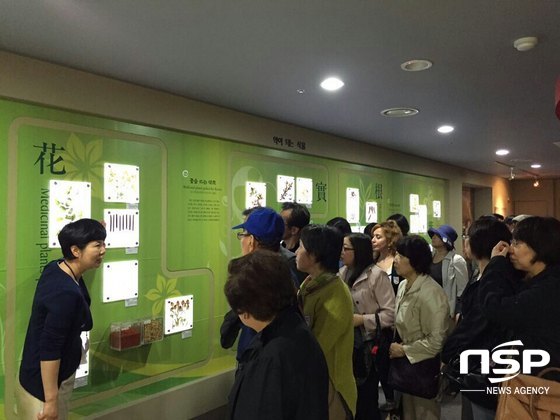 NSP통신-대구 한의약박물관에서 약재 관련 설명을 듣고 있는 히로시마 방문단의 모습. (잇츠코리아에이전시 제공)