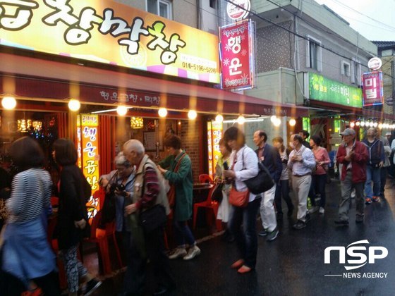 NSP통신-히로시마 방문단이 가이드의 인솔 아래 안지랑 골목의 먹자거리를 관광하고 있다. (잇츠코리아에이전시 제공)