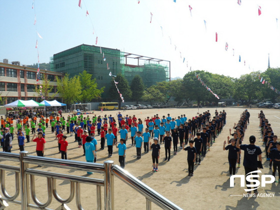 NSP통신-김천초등학교 재학생 270여 명이 지난 1일 열린 평화통일 바라기 한마음 체육대회에 참여하고 있다. (김천시 제공)