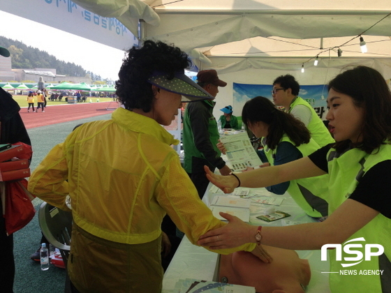 NSP통신-화순전남대병원 전남지역암센터 직원들이 최근 고흥 우주항공축제장에서 찾아가는 암예방 캠페인 을 펼치고 있다. (화순전남대병원)