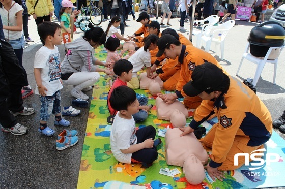 NSP통신-지난 5일 신정호에서 마네킹을 이용해 심폐소생술 교을을 펼치고있는 모습 (아산소방서)