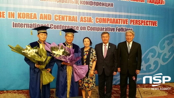 NSP통신-장만채 전남교육감(사진 왼쪽 두번째)이 명예철학박사 학위를 받고 있다. (전남교육청)