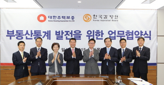 NSP통신-김선덕 대한주택보증 사장(오른쪽)과 서종대 한국감정원장(왼쪽)이 7일 부산 대한주택보증 본사에서 부동산 통계발전을 위한 상호협력 업무협약을 체결하고 기념사진을 촬영하고 있다.