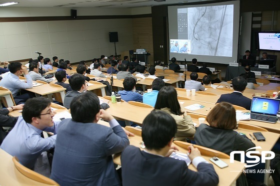 NSP통신-시연회에서 중재시술이 실시간으로 생중계되고 있는 가운데 순천향대천안병원 향설교육관 강당에 모인 한일 심혈관중재시술 전문가들이 시술과 관련해 토론을 진행하고 있다. (순천향대천안병원)