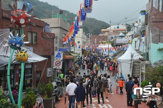 NSP통신-지난 2014년 개최됐던 제4회 간천문화마을 골목축제에 많은 방문객들이 찾아 축제를 즐기고 있다. (사하구 제공)