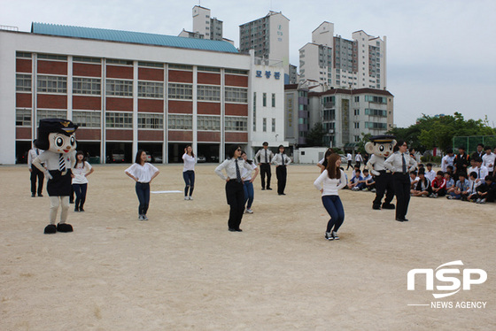 NSP통신-11일 연산중 운동장에서 즐거운 점심시간, 니가 있어 행복해∼ 퍼포먼스를 선보이고 있는 경상대 학생들과 경찰들. (연제경찰서 제공)