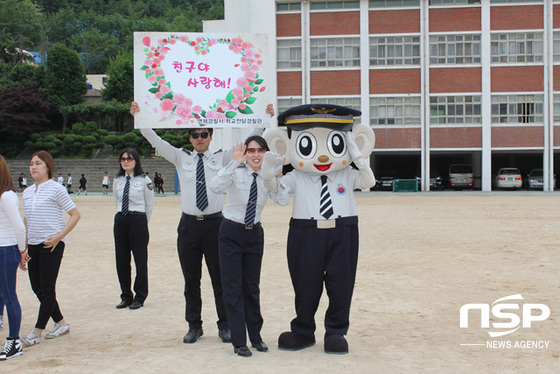 NSP통신-피켓을 들고 학교폭력 근절 메시지를 전하고 있는 경찰관. (연제경찰서 제공)