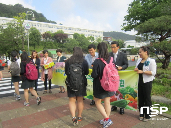 NSP통신-(사)우리농업지키기운동 광주본부가 12일 대성여고 정문에서 소비촉진 캠페이늘 벌이고 있다. (농협 광주본부)