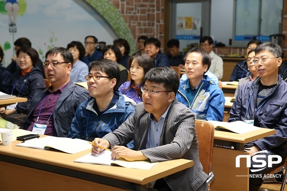 NSP통신-신바람교육에 열중하고 있는 재난안전과 직원들