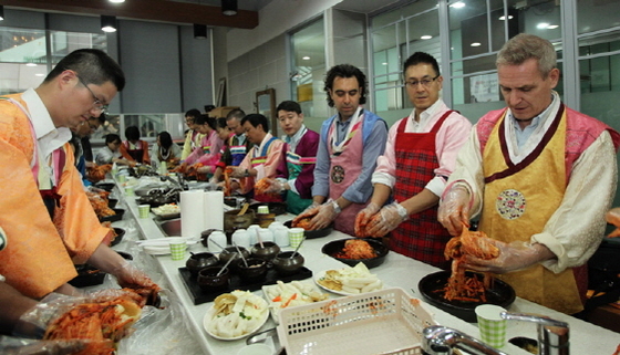 NSP통신-김치만들기 체험을 하는 현대상선 해외직원 (현대상선 제공)