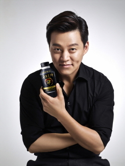 NSP통신-조지아의 신제품 조지아 고티카의 모델로 발탁된 배우 이서진 (코카콜라 제공)