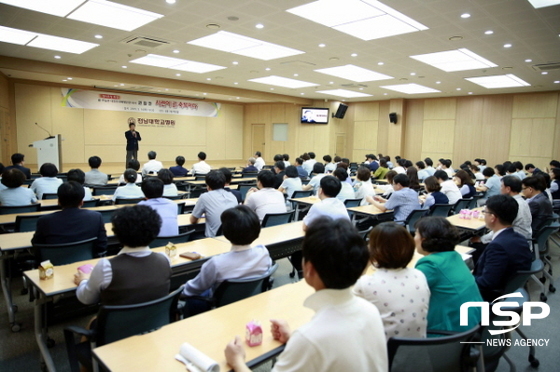 NSP통신-권철현 전 주일본대사가 지난 14일 전남대병원에서 특강을 하고 있다. (전남대병원)