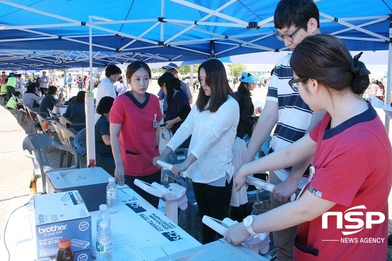 NSP통신-나눔축제현장에서 순천향대천안병원 무료검진부스를 찾은 천안시민들이 건강을 점검하고 있다 (순천향대천안병원)