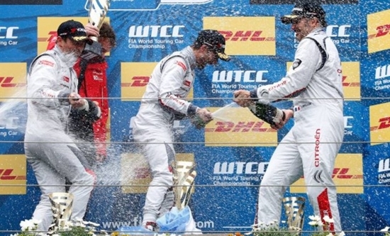 NSP통신-시트로엥 WTCC 독일 대회dptj 4차전 1, 2라운드 1위를 차지한 시트로엥 팀이 기뻐하고 있다.