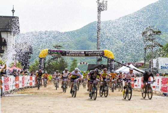 NSP통신-삼천리자전거가 지난 16, 17일 양일간 무주 덕유산 리조트 MTB 경기장에서 제23회 삼천리자전거배 전국 산악 자전거 대회를 개최했다. (삼천리자전거 제공)