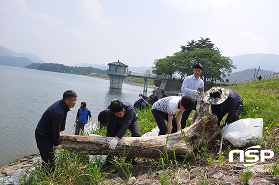 NSP통신-19일 한국농어촌공사 전북지역본부와 전주완주임실지사 직원 80명이 구이저수지에서 환경정화활동을 실시했다