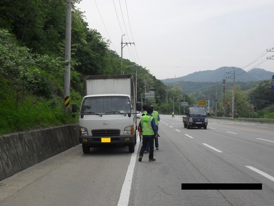 NSP통신-덕양구 호국로 목암고개 노상에서 고양시, 교통안전공단 경기북부지사, 고양경찰서가 사업용 화물자동차에 대한 합동점검을 실시하고 있다.