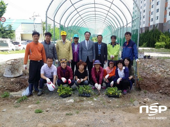 NSP통신-조롱박 식재를 위해 모인 양산시 공무원과 소주동 주민자치위원 일부. (양산시 제공)