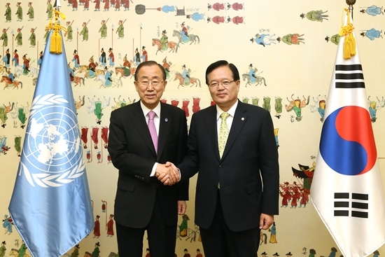 NSP통신-정의화 국회의장(우측)이 반기문 유엔사무총장(좌측)과 기념사진을 찍고있다.