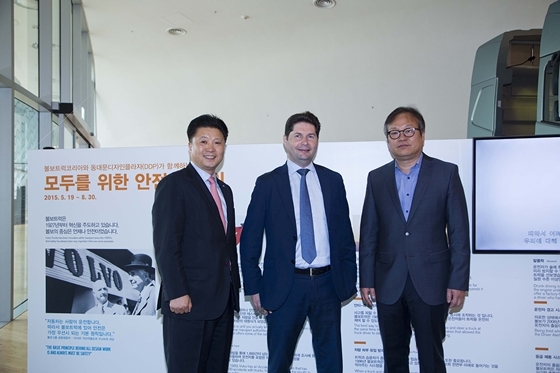 NSP통신-협약식에 참석한 김영재 볼보트럭코리아 사장(왼쪽), 크리스토프 마틴 볼보그룹 아시아-오세아니아 지역 트럭 총괄사장(가운데)과 이근 서울디자인재단 대표이사(오른쪽)가 기념사진을 촬영하고 있다.