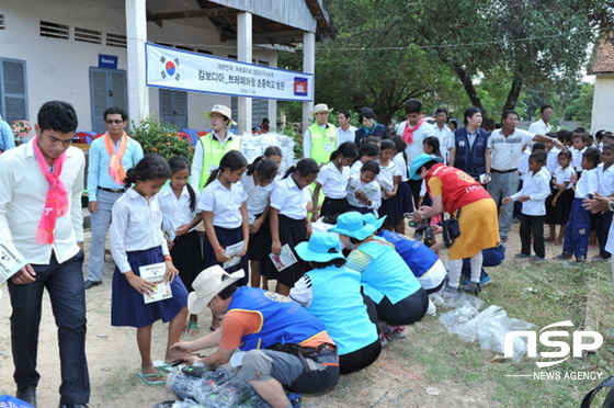NSP통신-나눔재단 월드채널이 캄보디아 쁘레떼어랑 초등학교 학생 730여명에 구호물품을 전달하고 있다. (월드채널 제공)