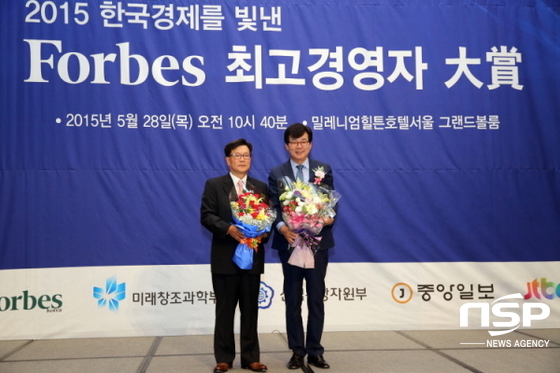 NSP통신-김성 장흥군수(사진 오른쪽)가 2015 한국경제를 빛낸 최고경영자 대상 시상식에서 수상하고 있다. (장흥군)