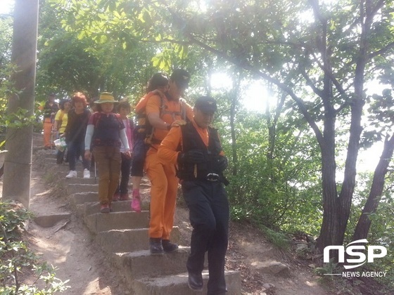 NSP통신-산악구조자를 가방형 안전들것을 이용해 구조하고 있는 모습 (아산소방서)