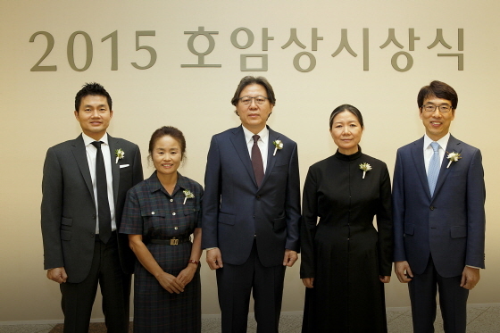 NSP통신-왼쪽부터 공학상 김창진 박사, 사회봉사상 백영심 간호사, 의학상 김성훈 박사, 예술상 김수자 현대미술작가, 과학상 천진우 박사. (삼성 제공)