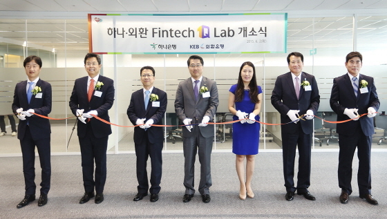 NSP통신-하나-외환은행 핀테크 원큐 랩 개소식에서 주요 관계자들이 테이프 커팅식을 갖고 있다. 사진 왼쪽부터 김우식 핀테크 대표, 김병호 하나은행장, 정지원 금융위원회 상임위원, 진웅섭 금융감독원장, 박소영 한국핀테크포럼 의장, 김한조 외환은행장, 정규택 파이브지티 대표