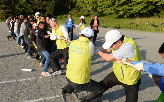 NSP통신-지난 5월 20일 김주하 농협은행장과 직원봉사단이 한국지도자아카데미에서 교육중인 외국인농업근로자들을 찾아 의료 구급함을 전달하고, 체육활동(줄다리기)을 함께하는 모습.