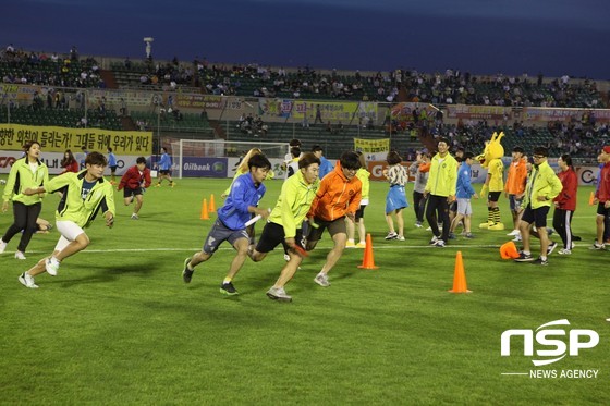 NSP통신-광양 전남드래곤즈 축구 전용구장에서 이벤트로 학생들의 릴레이 경주가 이뤄지고 있다 (순천대)