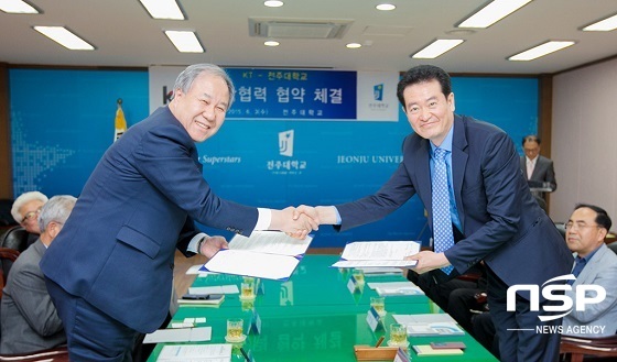 NSP통신-3일 이호인 전주대 총장(왼쪽)과 오만수 KT전북고객본부 본부장(오른쪽)이 스마트 환경 캠퍼스 구축을 위한 산학협력 협약을 체결했다