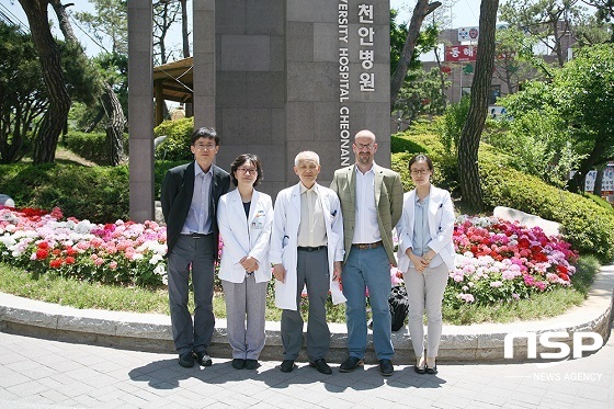 NSP통신-순천향대천안병원을 찾은 에들스톤 교수와 홍세용교수 팀원들이 기념촬영을 하고있다 (순천향대천안병원)