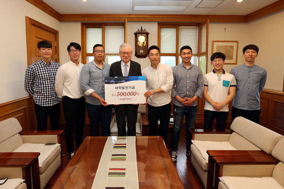 NSP통신-계명대 체육대학 학생 7명이 신일희 총장에게 장학금을 전달하고 있다. 왼쪽부터 김건수, 김성준, 정승훈, 신일희 총장, 김현, 최재호, 김은관, 서민기 학생. (계명대 제공)