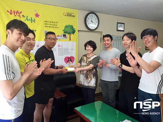 NSP통신-온정복지재단에 기부금을 전달하고 있는 학생들. (계명대 제공)