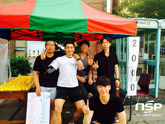 NSP통신-지난 5월 12일~13일 3일간 계명대 성서캠퍼스 덩믄 잎에서 레모네이드 장사를 하고 있는 학생들의 모습. (계명대 제공)