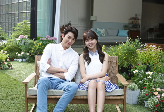 NSP통신-도미노피자 모델 김우빈·김소현 (도미노피자 제공)