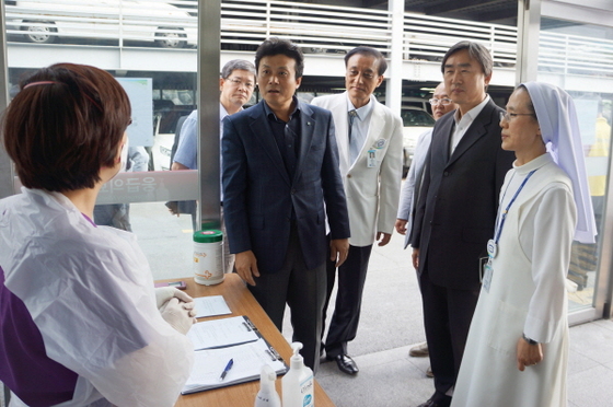 NSP통신-김만수 부천시장이 지난 8일 부천시 최초 메르스 환자가 경유한 부천성모병원을 방문해 응급의료센터 입구에서 스크리닝 중인 간호사를 격려하고 있다.