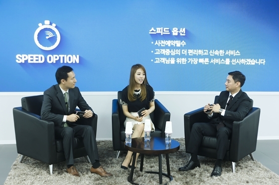 NSP통신-메르세데스-벤츠 코리아 조규상 부사장, 배지현 아나운서, 김지섭 상무가 마이서비스를 소개하는 다이얼로그 세션을 가지고 있다