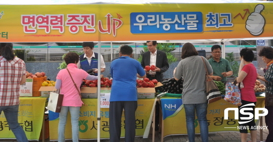 NSP통신-농협 광주본부가 지난 12일 북광주농협 신용동지점 앞에서 개최한 금요직거래장터. (농협 광주본부)