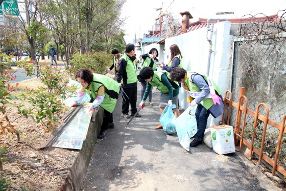 NSP통신-광주 동구가 광주U대회를 앞두고 도심정비 작업을 하고 있다. (광주 동구)