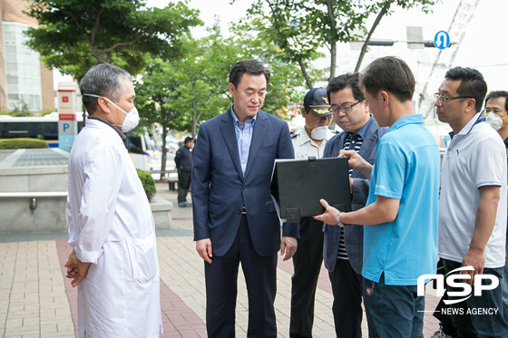 NSP통신-권기선 부산지방경찰청장이 14일 코호트관리중인 좋은강안병원을 방문해 병원관계자와 메르스 대응관련 조치상황 및 통제구역 등에 대해 현장점검을 하고 있다. (부산지방경찰청 제공)