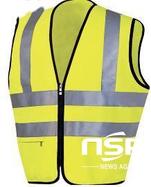 NSP통신-사천시에서 교통사고를 예방하기 위해 노인에게 배부하는 야광안전조끼. (사천시 제공)